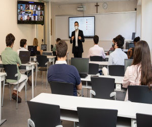 imagen Las Universidades CEU ofrecen un modelo que permite la presencia física y la presencia digital interactiva 