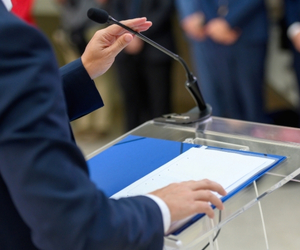 imagen Qué estudiar para ser político en España: carreras y requisitos